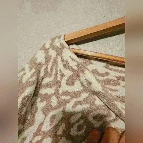 NWT Barefoot Dreams Leopard CozyChic Ultra Lite Poncho - Picture 6 of 6